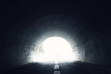 Dunkler Tunnel mit Licht am Ende - obrazy, fototapety, plakaty
