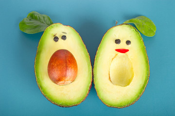 Zwei Hälften Avocado