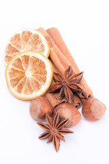 Fototapeta premium Weihnachtliche Gewürze mit Nüssen