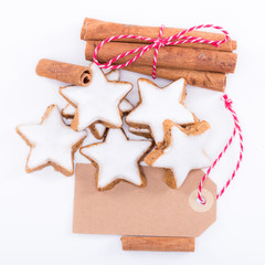 Weihnachtsgebäck drapiert und mit leerem Hinweisschild