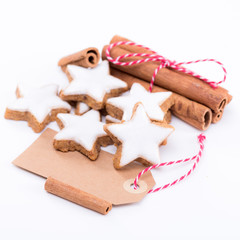 Weihnachtliches Gebäck dekoriert und mit leerer Tafel