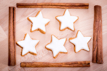 Zimtsterne weihnachtlich dekoriert mit Zimtstangen