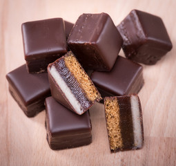 Gehäufte Dominosteine mit Anschnitt