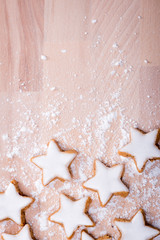 Karte mit Zimtsternen und Puderzucker