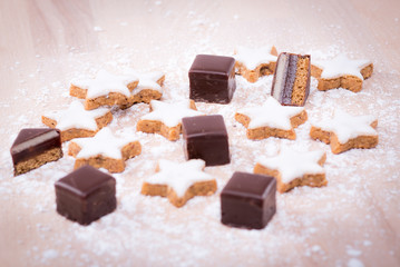 Gemischtes Weihnachtsgebäck mit Puderzucker bestäubt