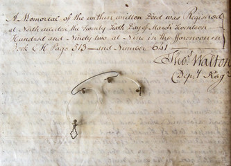 Antico manoscritto e occhiali