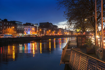 Fototapeta na wymiar Embankment of Liffey River in Dublin at night