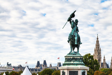 Fototapeta premium statue Archduke Charles view of Rathaus in Vienna