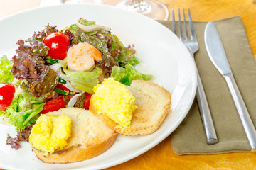Green salad with shrimps