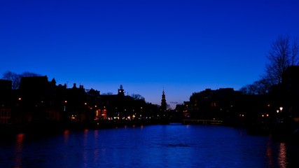 Fototapeta premium オランダ アムステルダムの運河の夜景