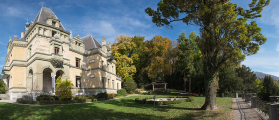 Schloss Hunegg mit Schlossgarten