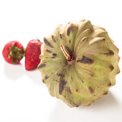 cherimoya su sfondo bianco