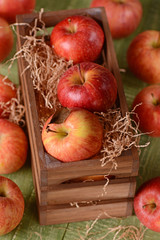 mele biologiche rosse nella cassetta di legno