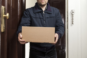 Postbote bringt Paket