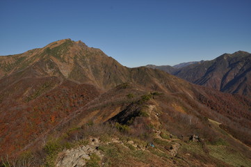 秋の谷川岳　紅葉　山肌