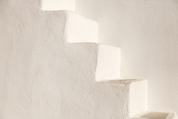 Escaliers blancs sur un mur d& 39 église, Santorini