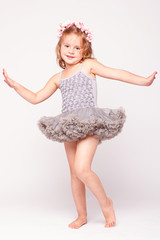 Naklejka premium young model dancing