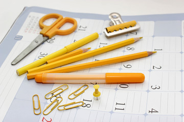 Канцелярские товары желтого цвета.