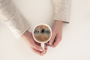 Kaffeebecher aus Vogelperspektive