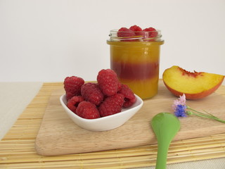 Gelierter Smoothie als Schichtdessert Pfirsich Melba