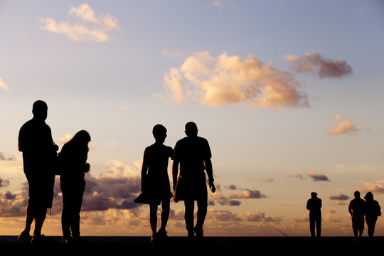 Siluetas de personas entre nubes