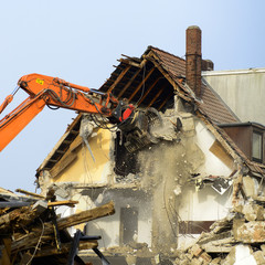 Fototapeta premium Abrissbagger - Wohnhaus