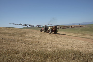 Obraz premium Farm tractor and crop sprayer in the Swartland region of South Africa