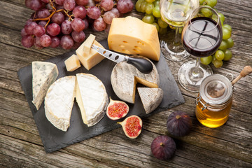 Obraz na płótnie Canvas Wine and cheese