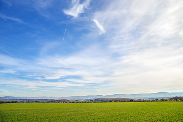 Obraz premium Gründüngung mit Ausblick auf die Schwäbische Alb