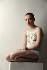 Obraz premium Cute skinhead girl in torn T-shirt posing as crazy