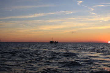 Fototapeta na wymiar Sonnenuntergang mit Schiff