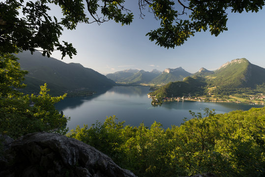 Der s&uuml;dliche Lac d'Annecy nach Sonnenaufgang