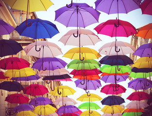 Fototapeta na wymiar parapluies suspendus