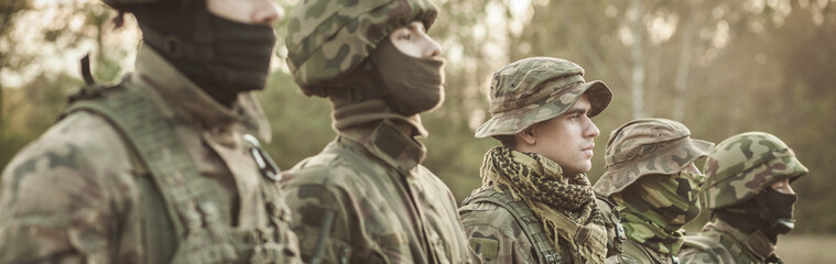Obraz premium Soldiers and morning drill