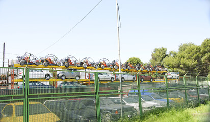 Coches y quads sobre un trailer