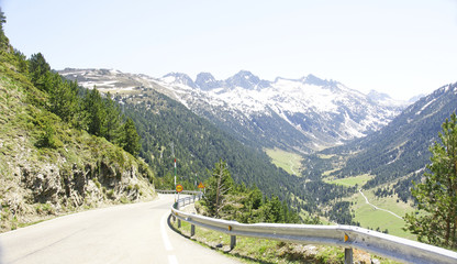 Carretera y paisaje en la provincia de Lleida, Catalunya