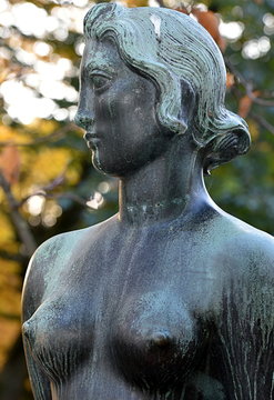 statue...femme aux seins nus