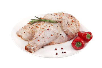 Сырая тушка курицы на белом фоне