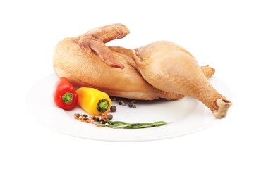 Копченая курица с перцем на белом фоне