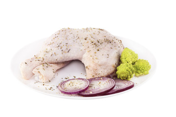 Сырая курица с луком на белом фоне