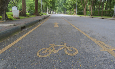 Sign of bicycle/Sign of bicycle on the road in the park.