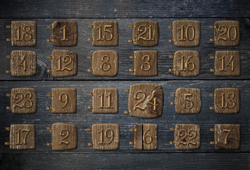 Adventskalender Holztürchen auf blau