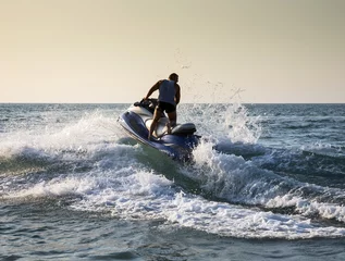 Fototapete Wasser Motorsport Silhouette des Mannes auf Jetski auf See