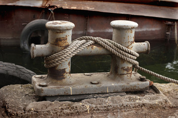 the old rope wound on a bitt