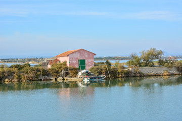 cabane de pêcheur au bord du canal 
