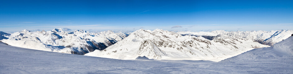 Fototapeta na wymiar Snowy Alpine Mountains