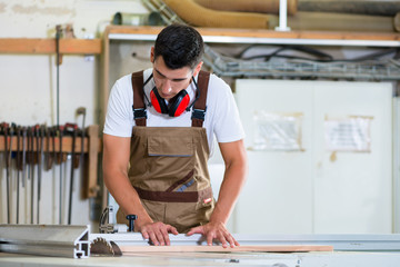 Tischler oder Schreiner in seiner Werkstatt