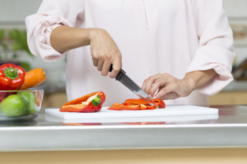 Obraz na płótnie Canvas Closeup on woman cutting fresh vegetables