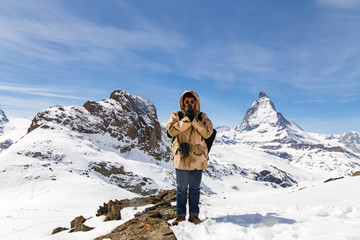 Fototapeta na wymiar A man pay respect with the background of Matterhorn.