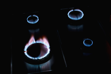 Płomienie gazu na kuchence